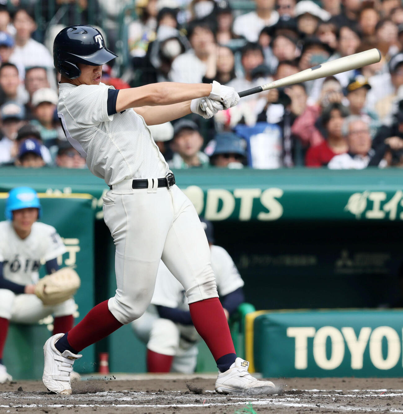 専大松戸対大阪桐蔭　2回裏大阪桐蔭2死、中村は中前打を放つ（撮影・加藤哉）