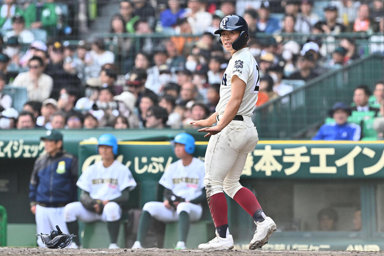 専大松戸対大阪桐蔭　8回裏大阪桐蔭1死三塁、岡安の二ゴロで生還した藤田（撮影・滝沢徹郎）
