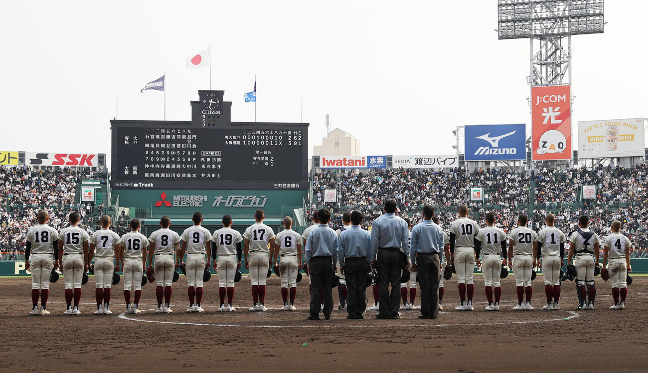 専大松戸対大阪桐蔭　専大松戸に勝利し、校歌斉唱する大阪桐蔭ナイン（撮影・上山淳一）