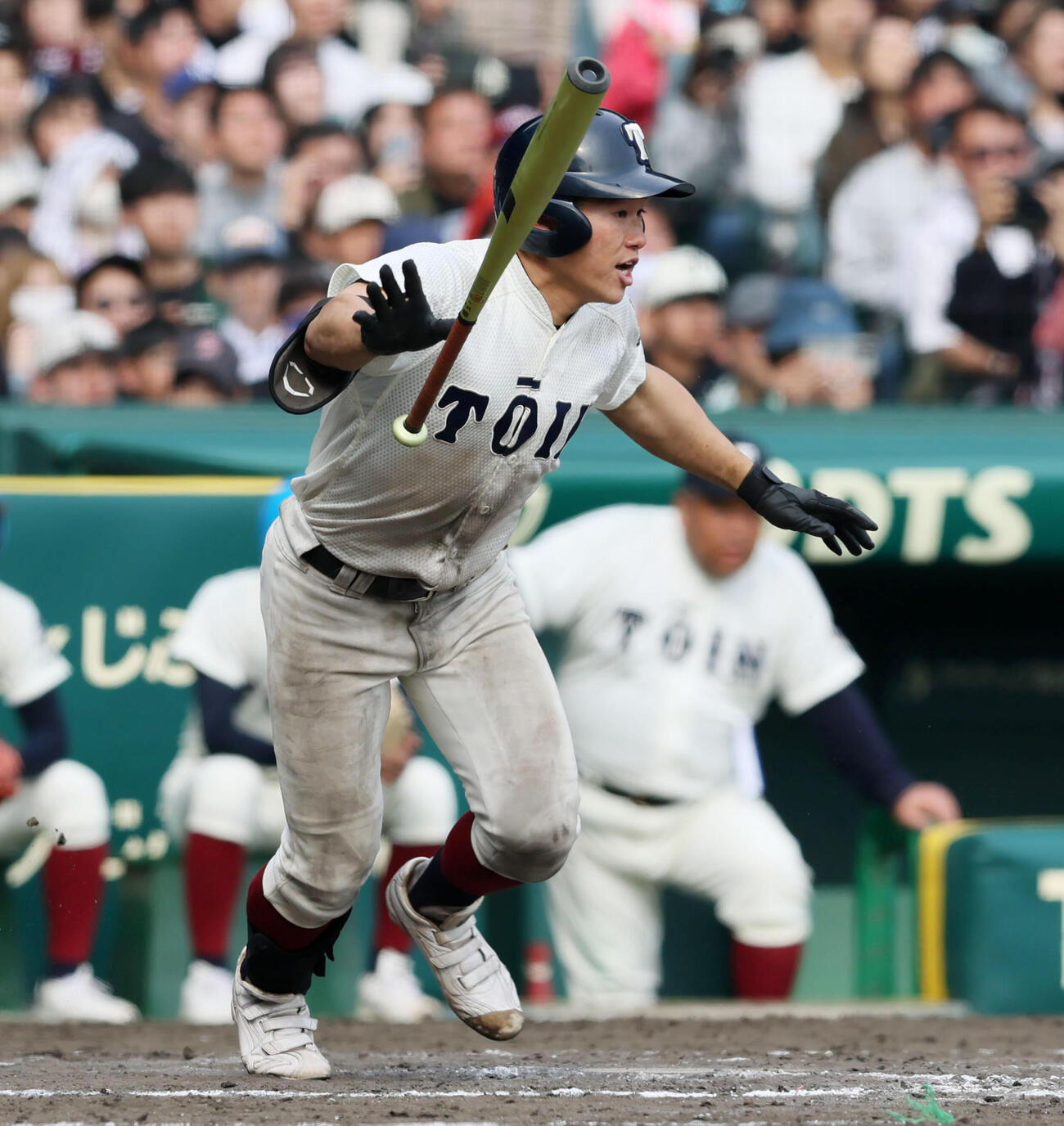 専大松戸対大阪桐蔭　8回裏大阪桐蔭1死三塁、岡安は二ゴロを打って勝ち越し点を挙げる（撮影・加藤哉）