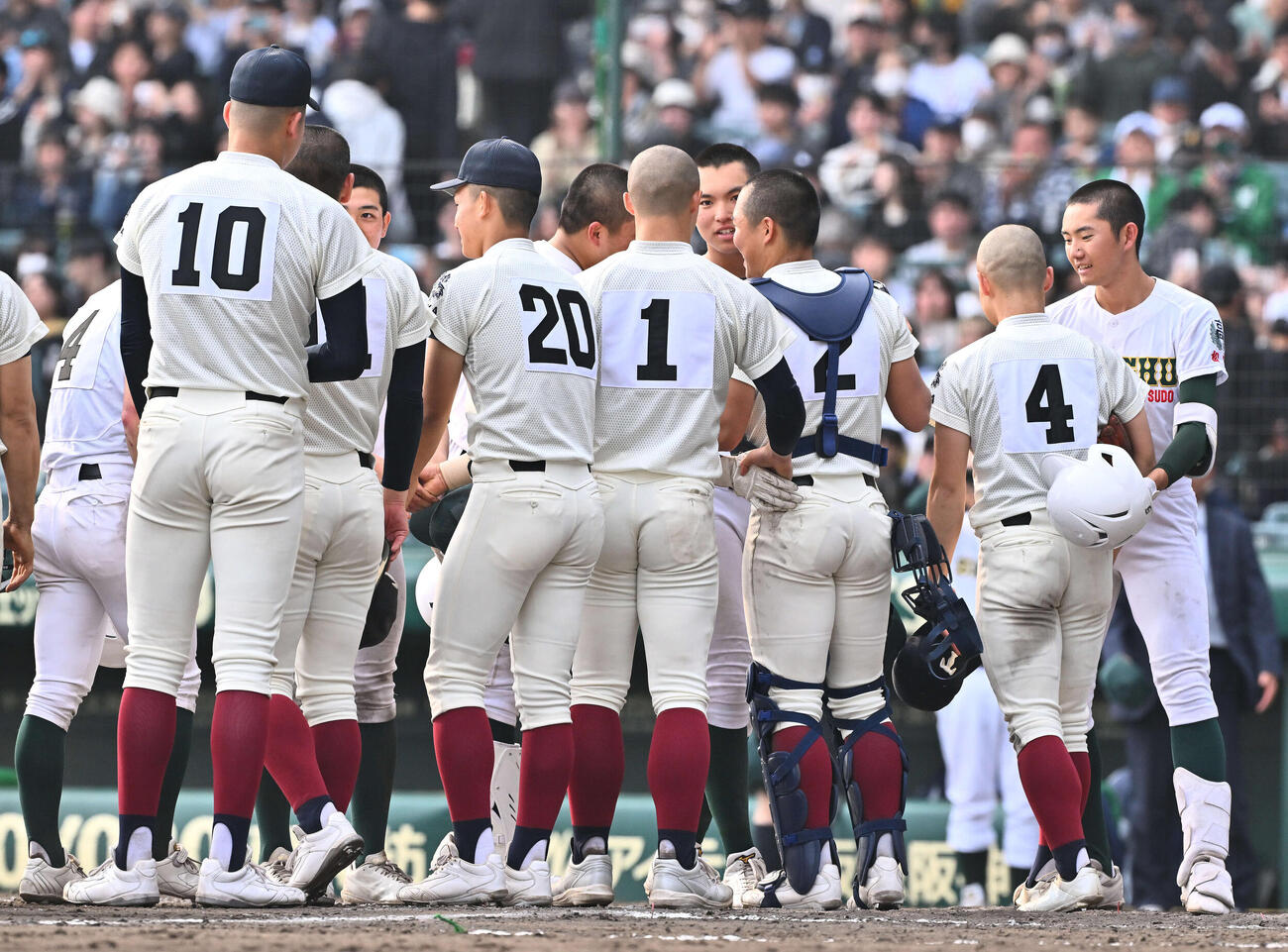 専大松戸対大阪桐蔭　試合後、健闘をたたえ合う両チームの選手たち（撮影・滝沢徹郎）