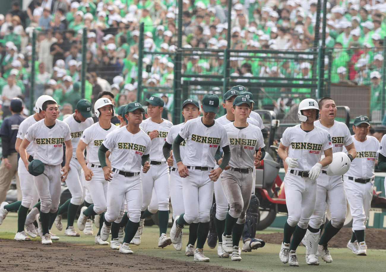 専大松戸対大阪桐蔭　大阪桐蔭に敗れ引き揚げる専大松戸ナイン（撮影・上山淳一）