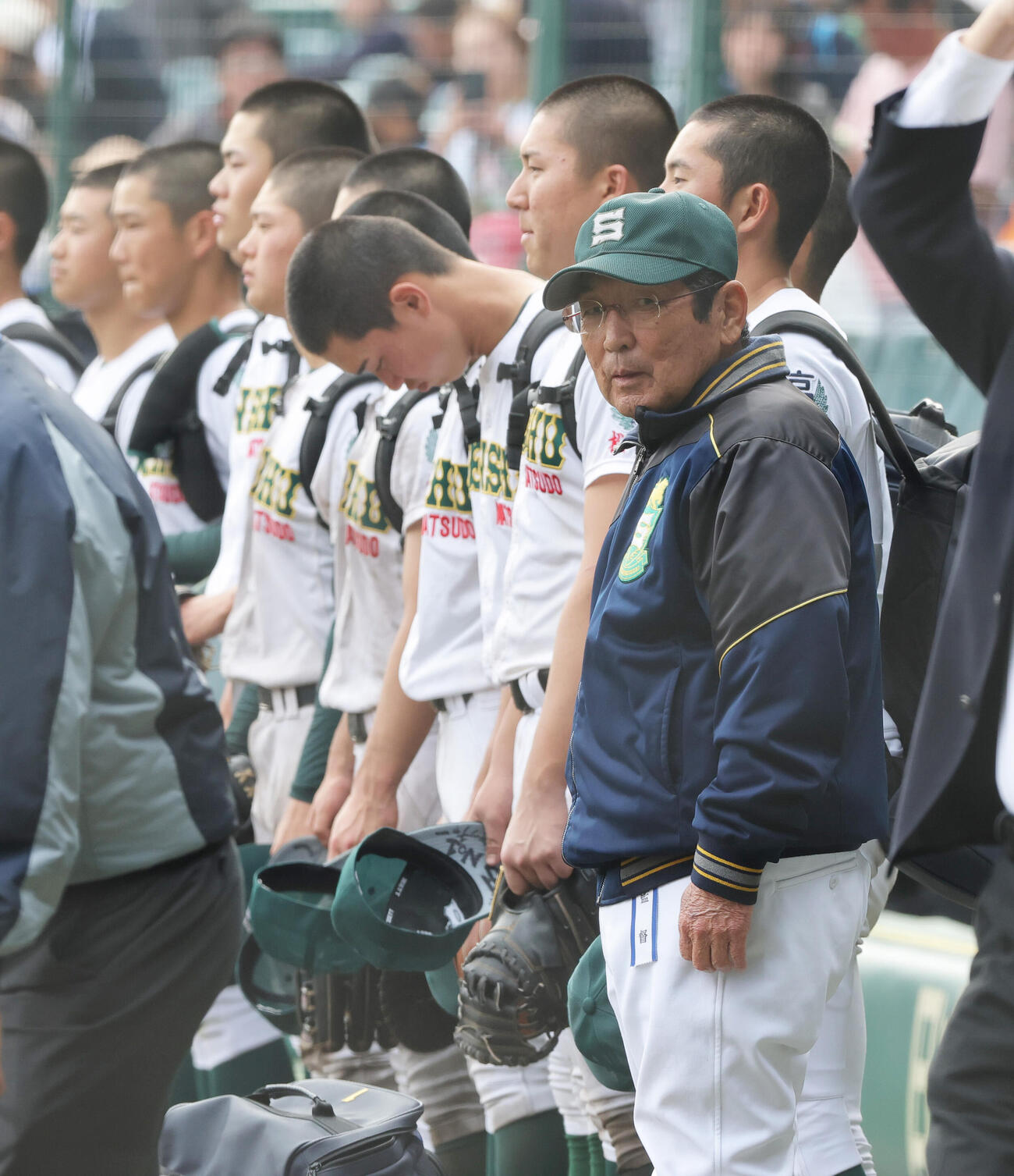 専大松戸対大阪桐蔭　大阪桐蔭に敗れ整列する持丸監督（手前）らナイン（撮影・上山淳一）