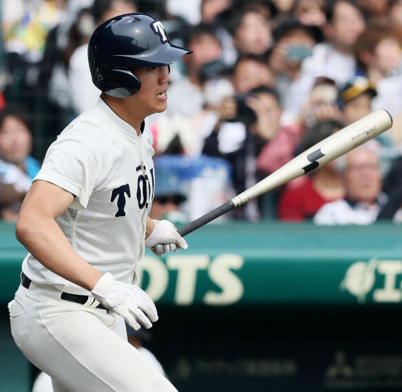 専大松戸対大阪桐蔭　2回裏大阪桐蔭2死、中村は中前打を放つ（撮影・加藤哉）