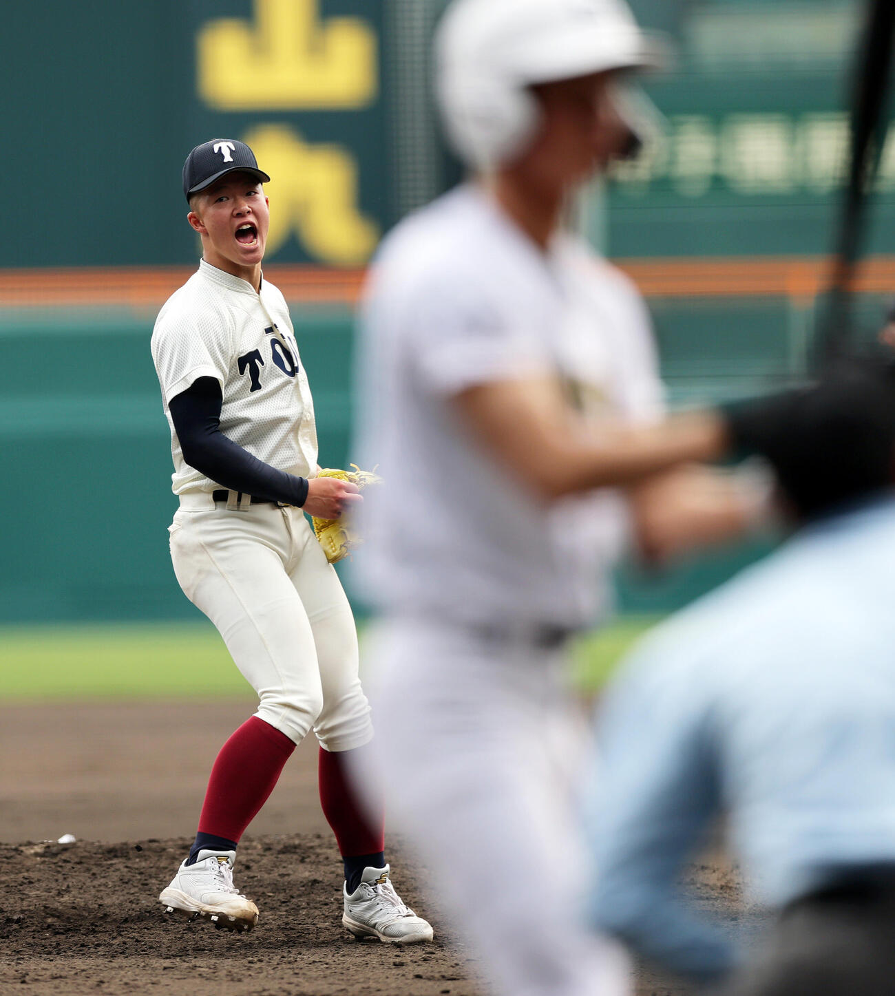 専大松戸対大阪桐蔭　3回表専大松戸2死二、三塁、吉岡は瀬谷を空振り三振に仕留め雄たけびをあげる（撮影・上山淳一）