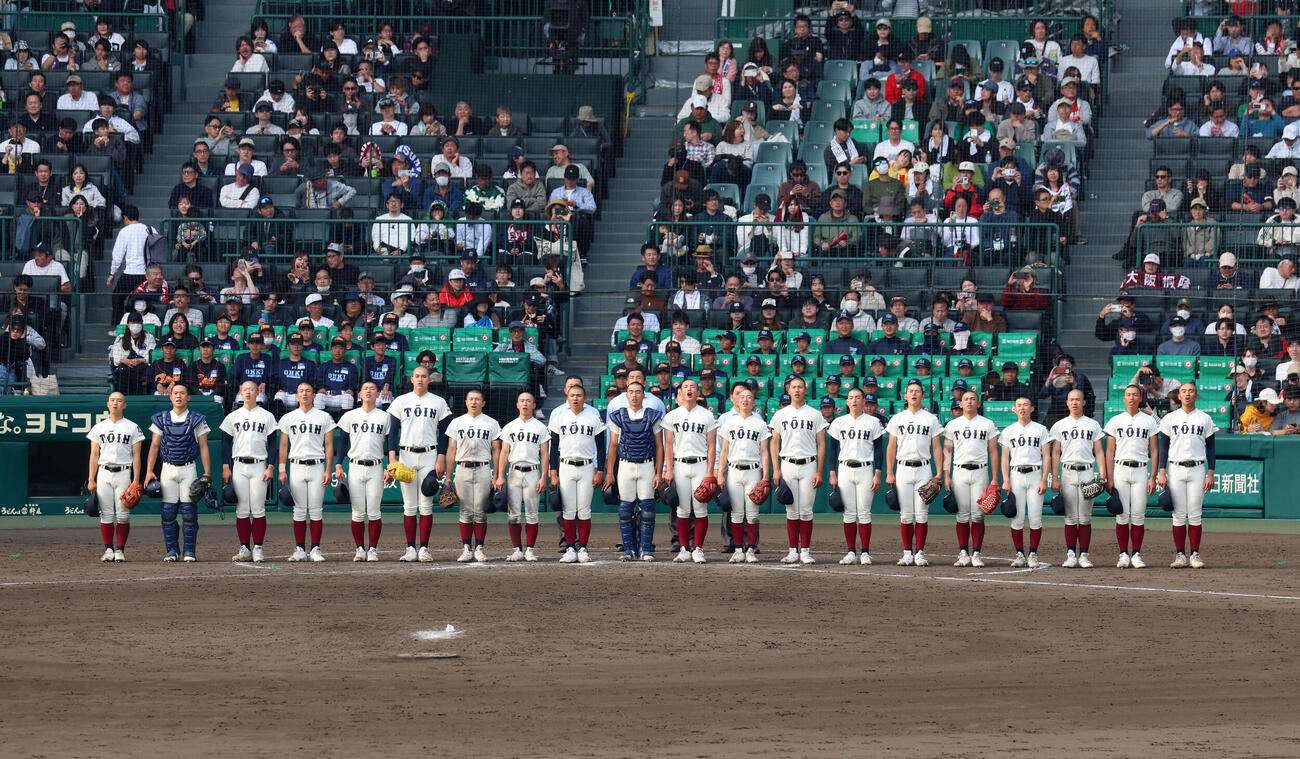 専大松戸対大阪桐蔭　専大松戸に勝利し校歌を歌う大阪桐蔭ナイン