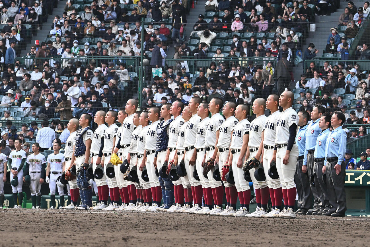 専大松戸対大阪桐蔭　決勝進出を決め校歌を歌う大阪桐蔭の選手たち（撮影・滝沢徹郎）