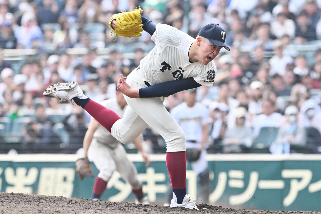 専大松戸対大阪桐蔭　9回表、気合の入った表情で投球する大阪桐蔭2番手の川本（撮影・滝沢徹郎）