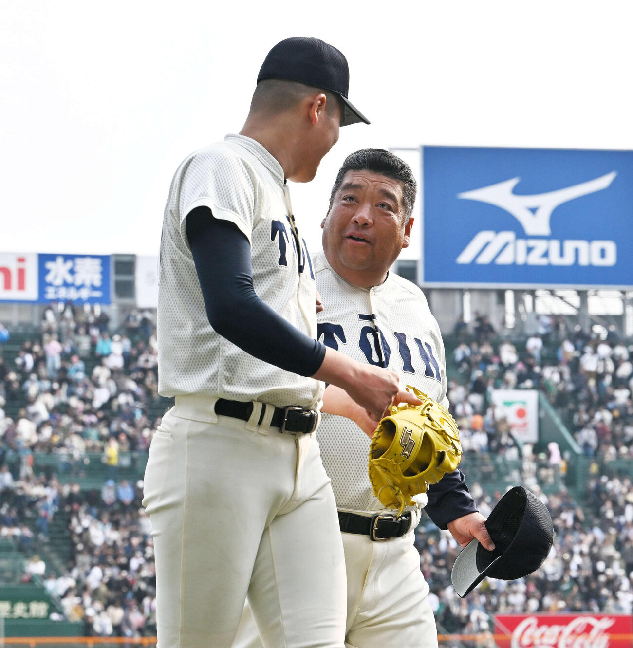 専大松戸対大阪桐蔭　試合後、大阪桐蔭・西谷監督（右）は川本に話す（撮影・滝沢徹郎）