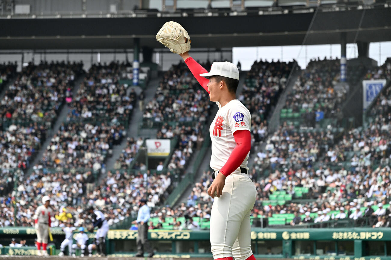 中京大中京対智弁学園　6回裏智弁学園2死一、三塁、馬場井の適時打に喜ぶ杉本（撮影・滝沢徹郎）