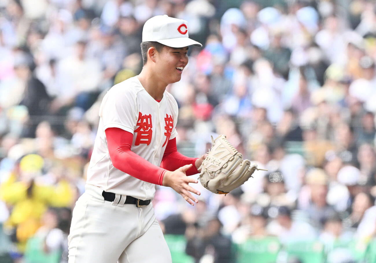 中京大中京対智弁学園　8回表中京大中京2死一塁、松田を右飛に打ち取り笑顔の杉本（撮影・滝沢徹郎）