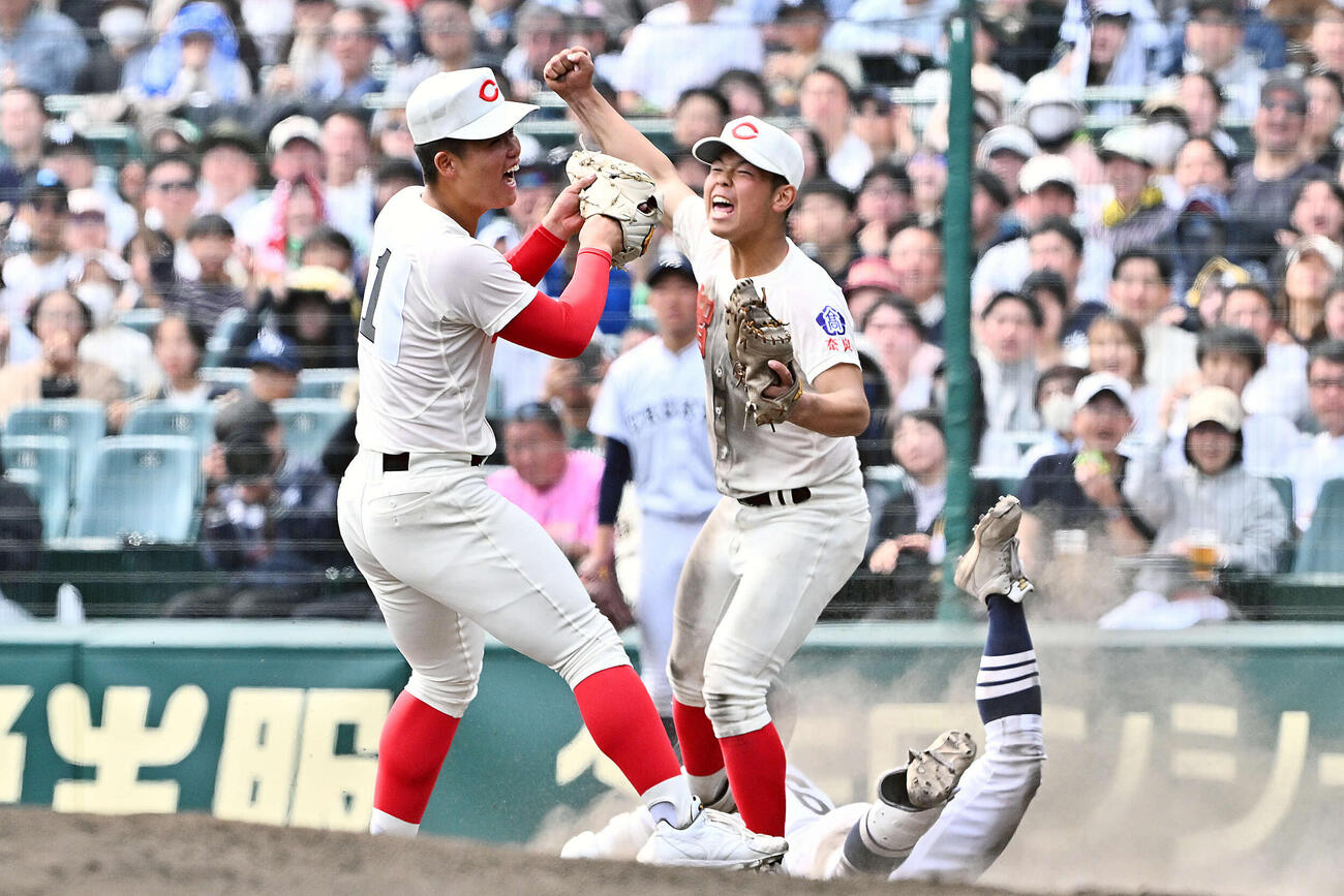 中京大中京対智弁学園　9回表中京大中京2死一、二塁、田中（後方）を投ゴロに打ち取り喜ぶ杉本（左）と逢坂（撮影・滝沢徹郎）