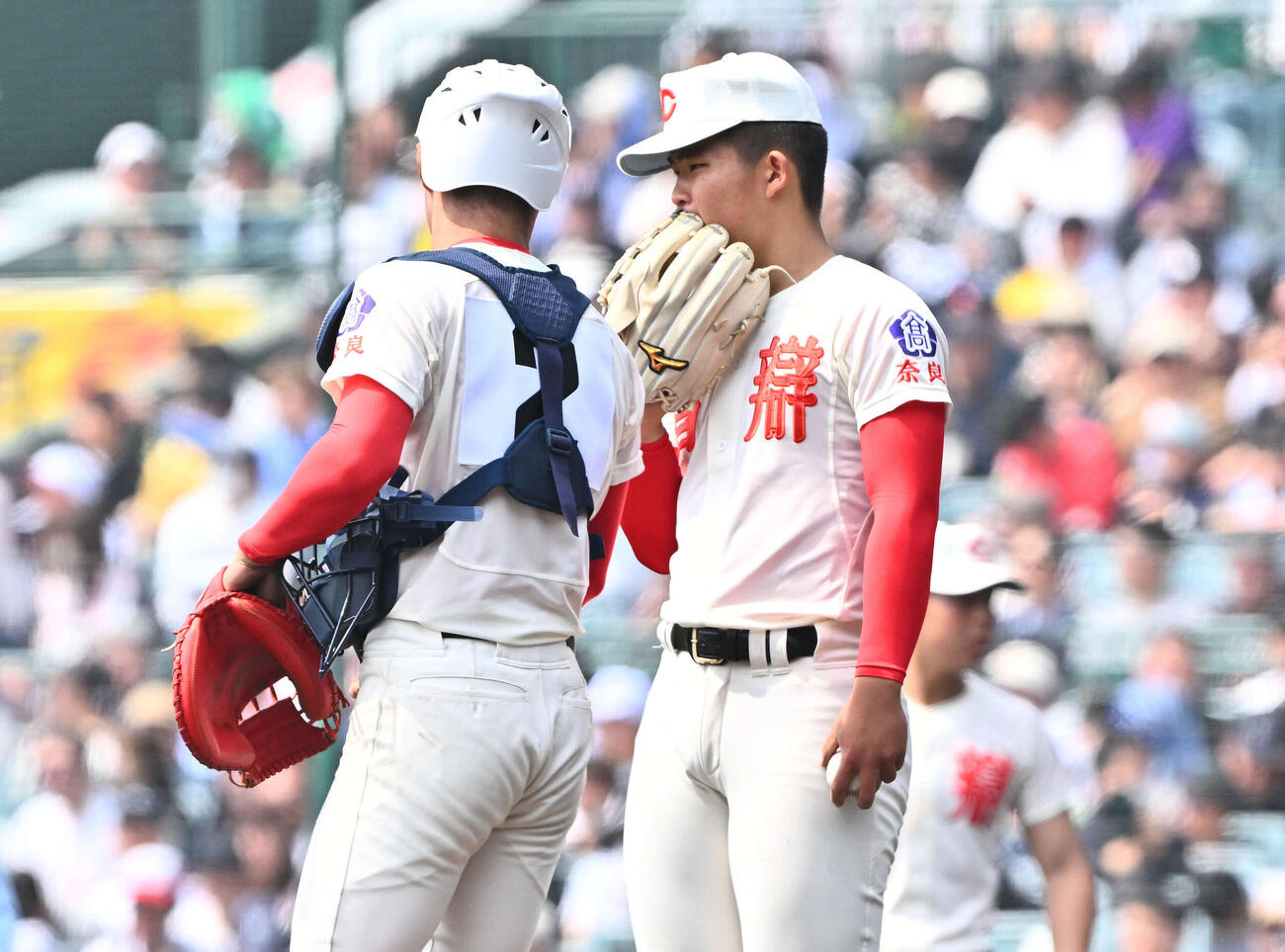 中京大中京対智弁学園　3回表、ピンチにマウンドで話す智弁学園先発の杉本（右）と角（撮影・滝沢徹郎）