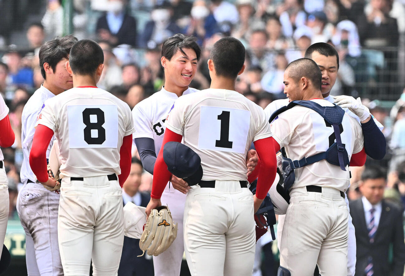 中京大中京対智弁学園　試合後、中京大中京・安藤（中央左）は智弁学園・杉本と健闘をたたえ合う（撮影・滝沢徹郎）