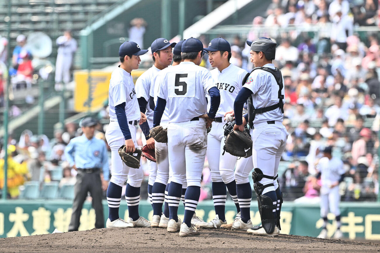 中京大中京対智弁学園　5回裏、マウンドに集まる中京大中京の選手たち（撮影・滝沢徹郎）
