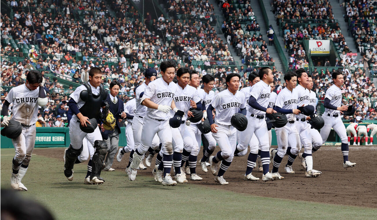 中京大中京対智弁学園　智弁学園に敗れ応援団へあいさつに向かう中京大中京ナイン（撮影・加藤哉）