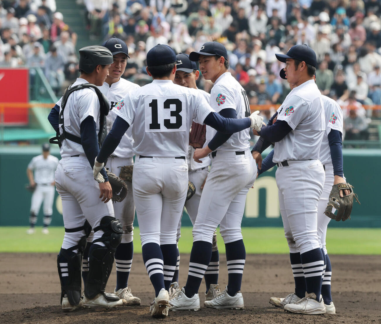 中京大中京対智弁学園　6回裏、投手太田（右から3人目）に声を掛ける伝令の臼井（手前）（撮影・上山淳一）