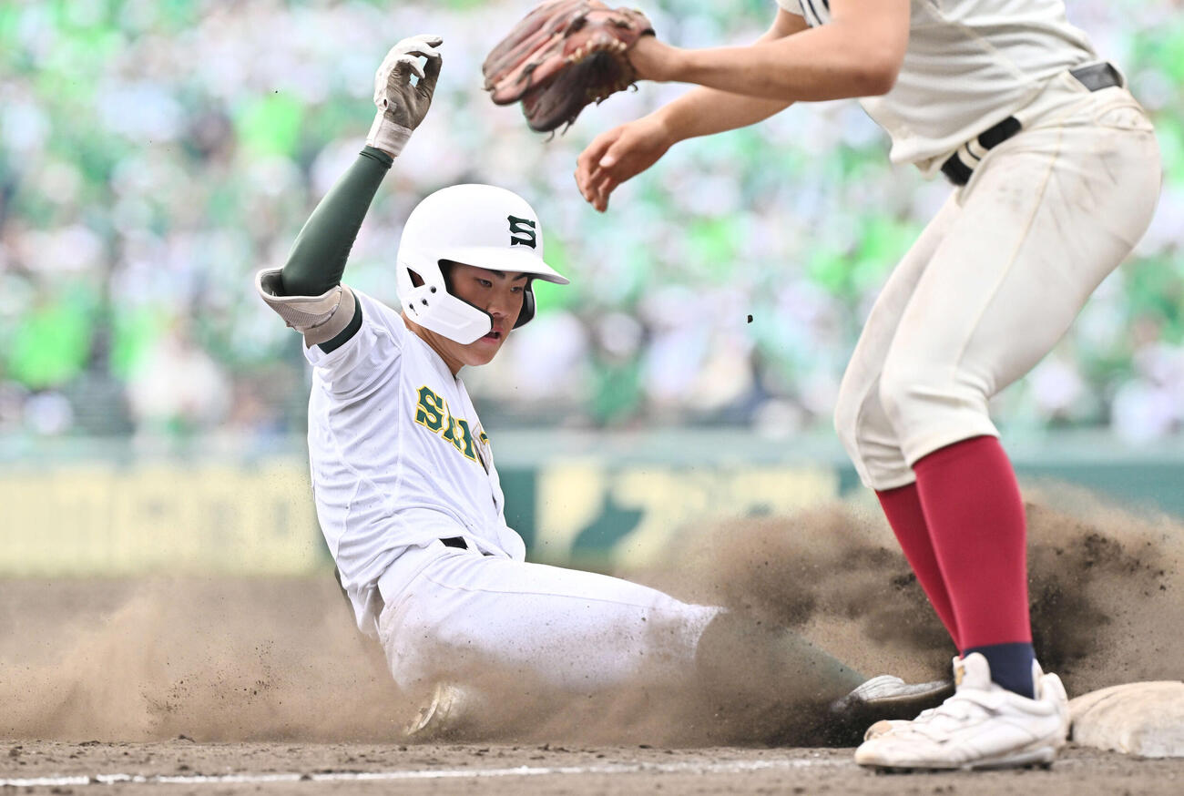 専大松戸対大阪桐蔭　4回表専大松戸2死、柴田は左翼線に三塁打を放ち滑り込む（撮影・滝沢徹郎）