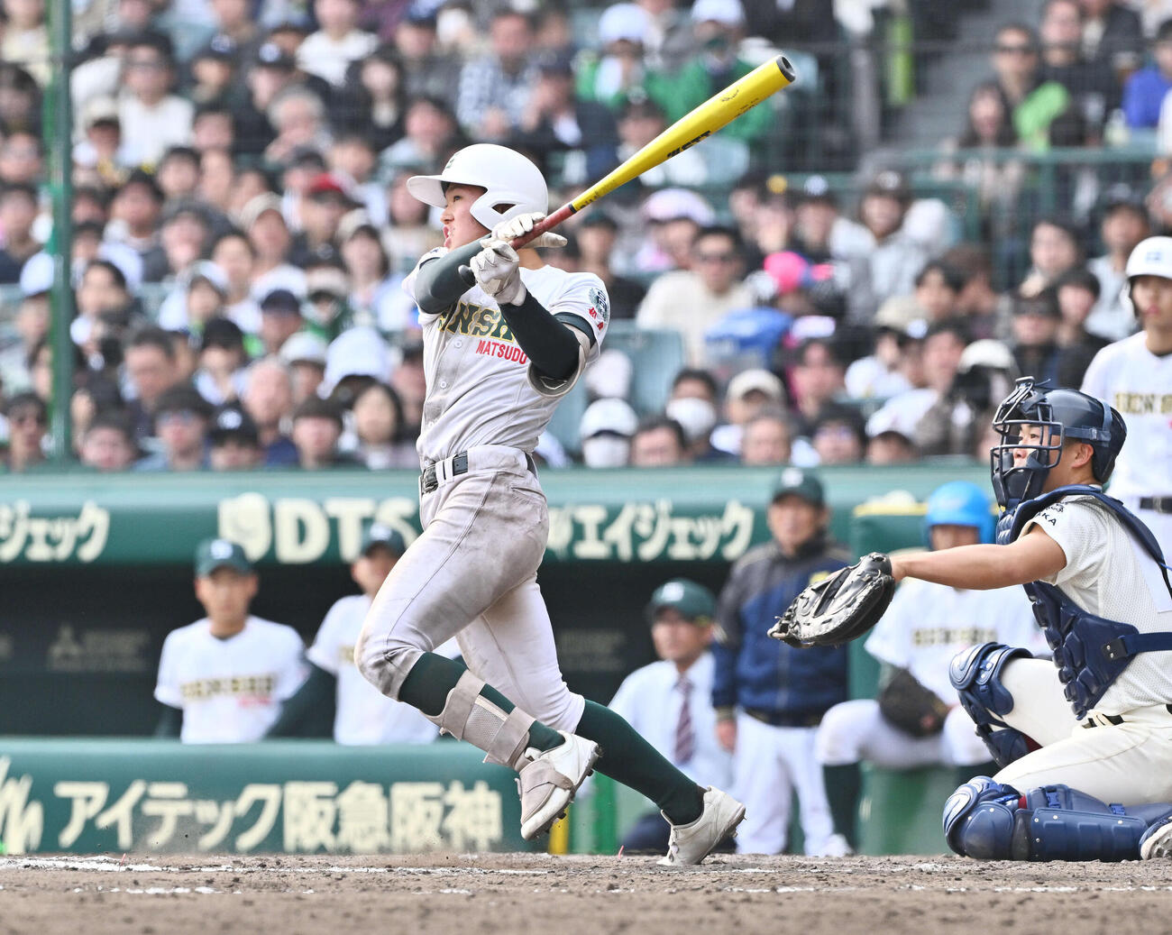 専大松戸対大阪桐蔭　8回表専大松戸2死三塁、苅部は適時二塁打を放つ（撮影・滝沢徹郎）