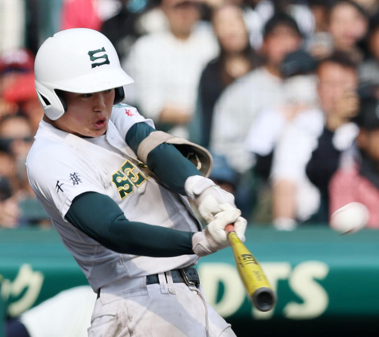 専大松戸対大阪桐蔭　8回表専大松戸2死三塁、苅部は左越え適時二塁打を放つ（撮影・加藤哉）