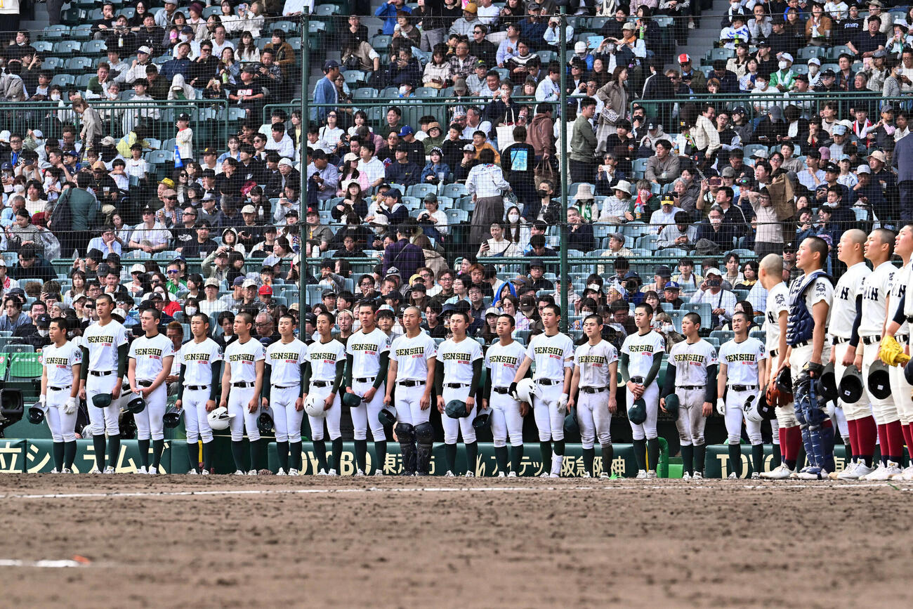 専大松戸対大阪桐蔭　決勝進出を逃し肩を落とす専大松戸の選手たち（撮影・滝沢徹郎）