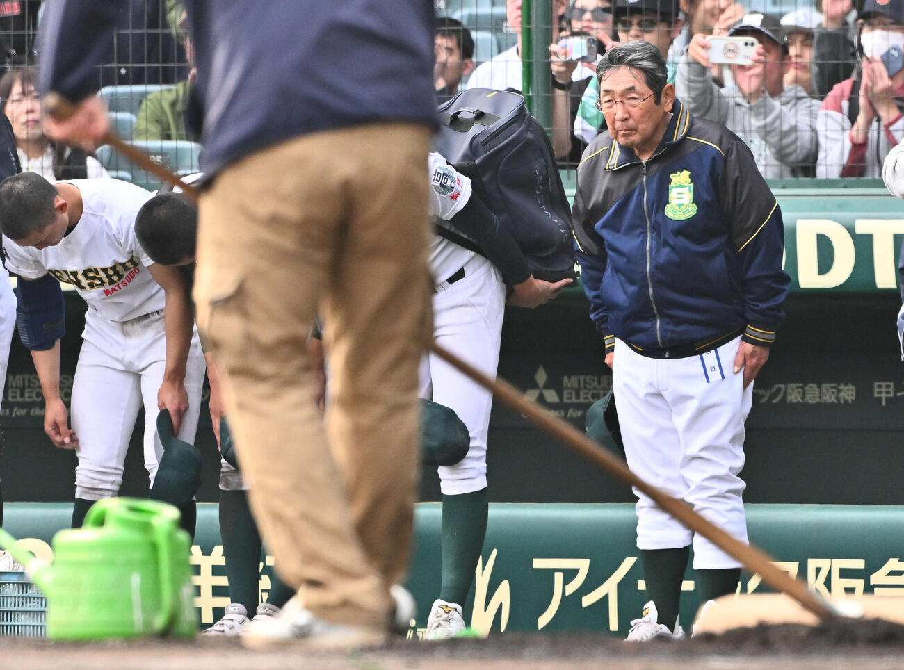 専大松戸対大阪桐蔭　試合後、グラウンドに一礼する専大松戸・持丸監督（右）（撮影・滝沢徹郎）