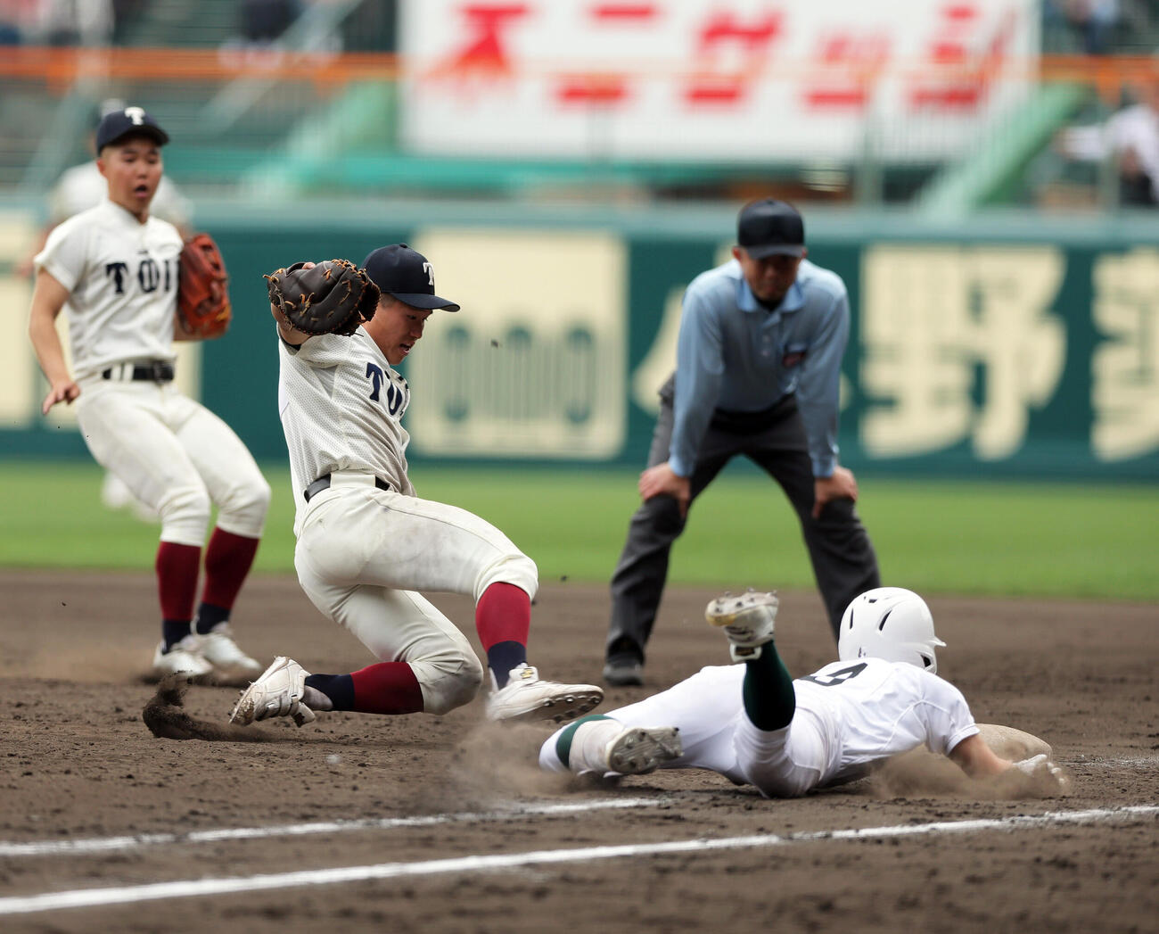 専大松戸対大阪桐蔭　4回表専大松戸2死三塁、長谷川（右）はヘッドスライディングで一塁適時内野安打をもぎとる。一塁手岡安（撮影・上山淳一）