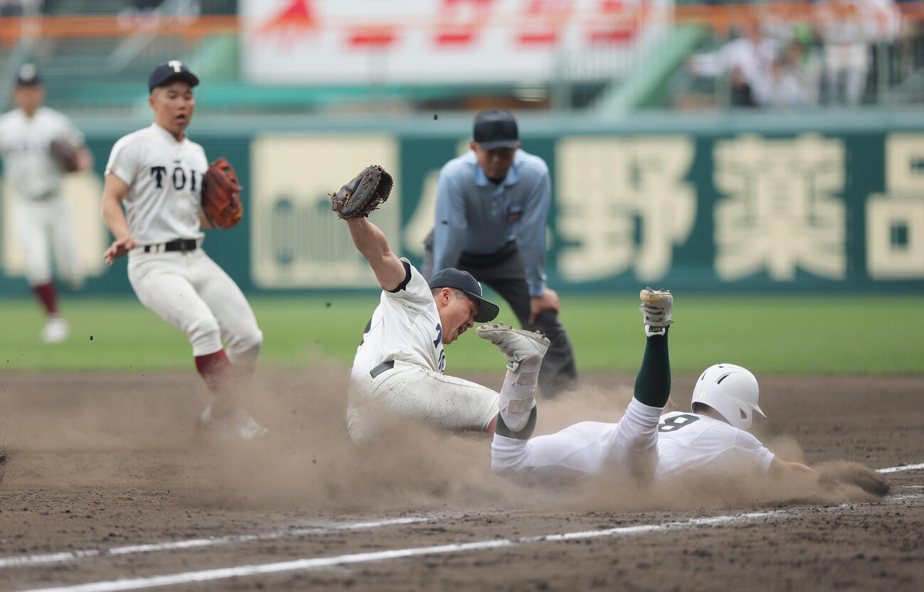 専大松戸対大阪桐蔭　4回表専大松戸2死三塁、長谷川（右）はヘッドスライディングで一塁適時内野安打をもぎとる。一塁手岡安（撮影・上山淳一）