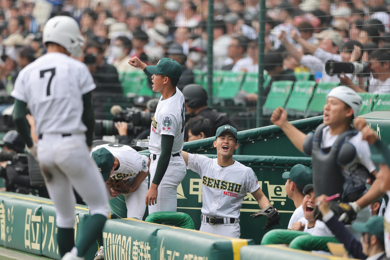 専大松戸対大阪桐蔭　4回表専大松戸2死三塁、長谷川の一塁適時内野安打で盛り上がる専大松戸ナイン（撮影・上山淳一）