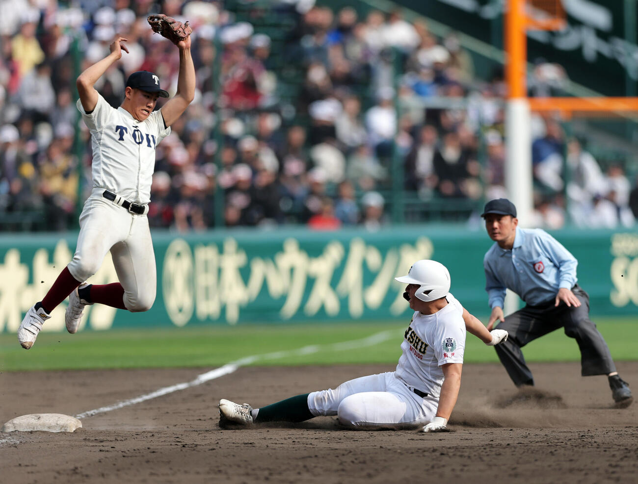 専大松戸対大阪桐蔭　8回表専大松戸1死二塁、打者吉田の時、二走吉岡（中央）は三盗を決める。三塁手中村（撮影・上山淳一）