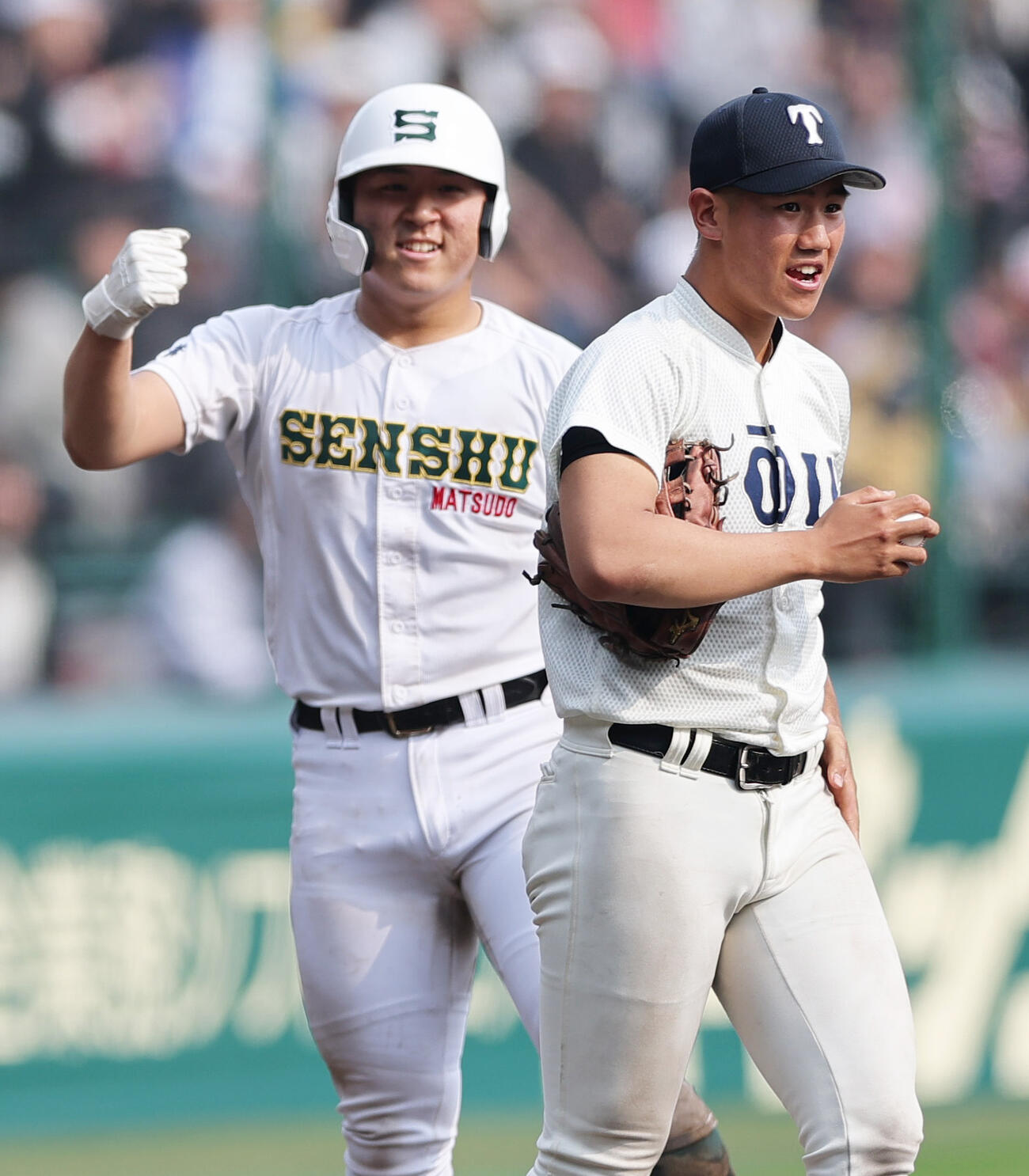 専大松戸対大阪桐蔭　8回表専大松戸1死二塁、打者吉田の時、二走吉岡（中央）は三盗を決めガッツポーズ。三塁手中村（撮影・上山淳一）