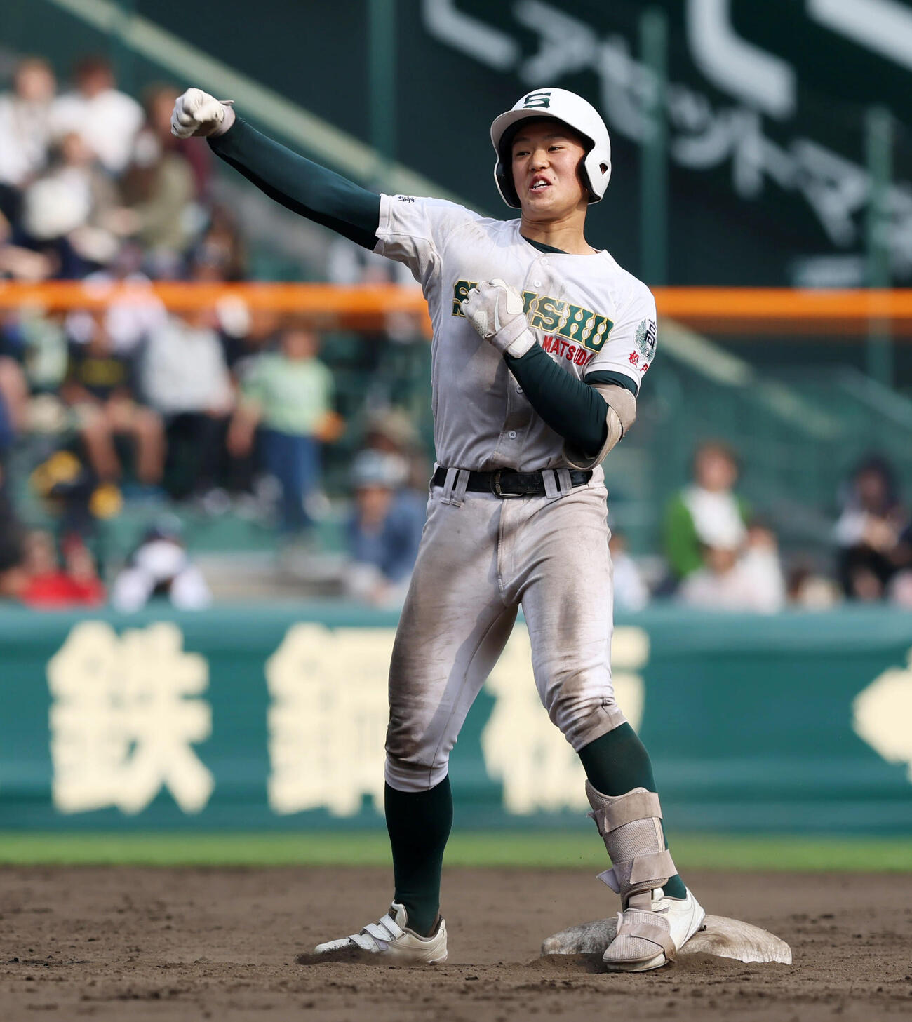 専大松戸対大阪桐蔭　8回表専大松戸2死三塁、苅部は左越え適時二塁打を放つ（撮影・加藤哉）