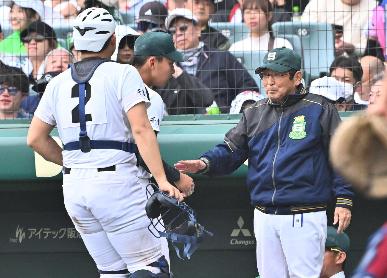 専大松戸対大阪桐蔭　6回裏を投げ終えた専大松戸・門倉（中央）に話す持丸監督（右）（撮影・滝沢徹郎）