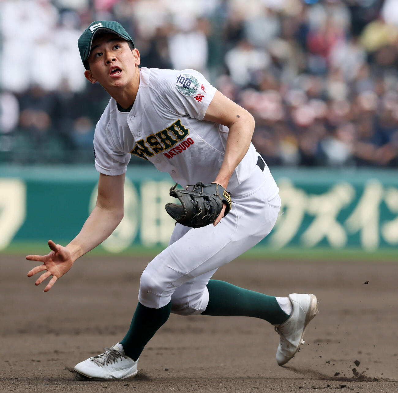 専大松戸対大阪桐蔭　1回裏大阪桐蔭2死三塁、石崎は谷渕の打球を適時失策する（撮影・加藤哉）
