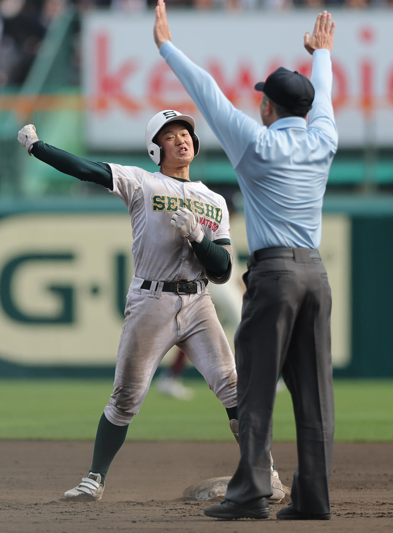 専大松戸対大阪桐蔭　8回表専大松戸2死三塁、苅部は左越え適時二塁打を放ち喜ぶ（撮影・上山淳一）