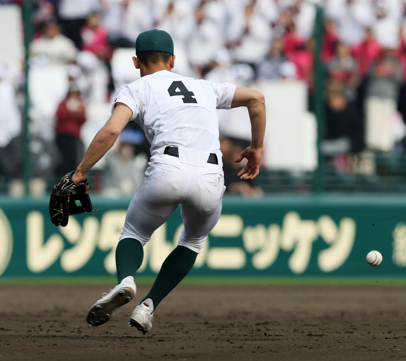 専大松戸対大阪桐蔭　8回裏大阪桐蔭1死三塁、宮尾は岡安の打球をはじいて勝ち越しを許す（撮影・加藤哉）