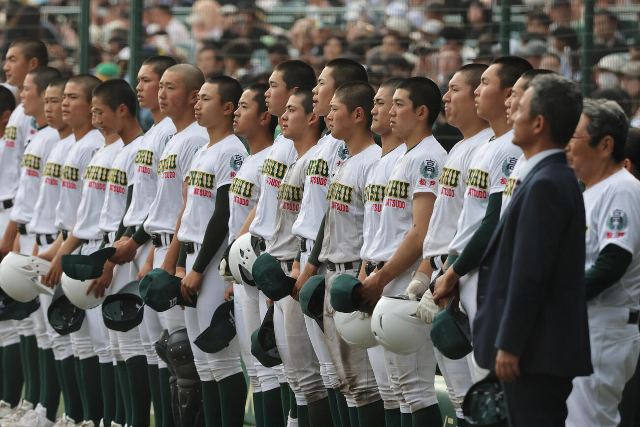 専大松戸対大阪桐蔭　大阪桐蔭に敗れ整列する専大松戸ナイン（撮影・上山淳一）