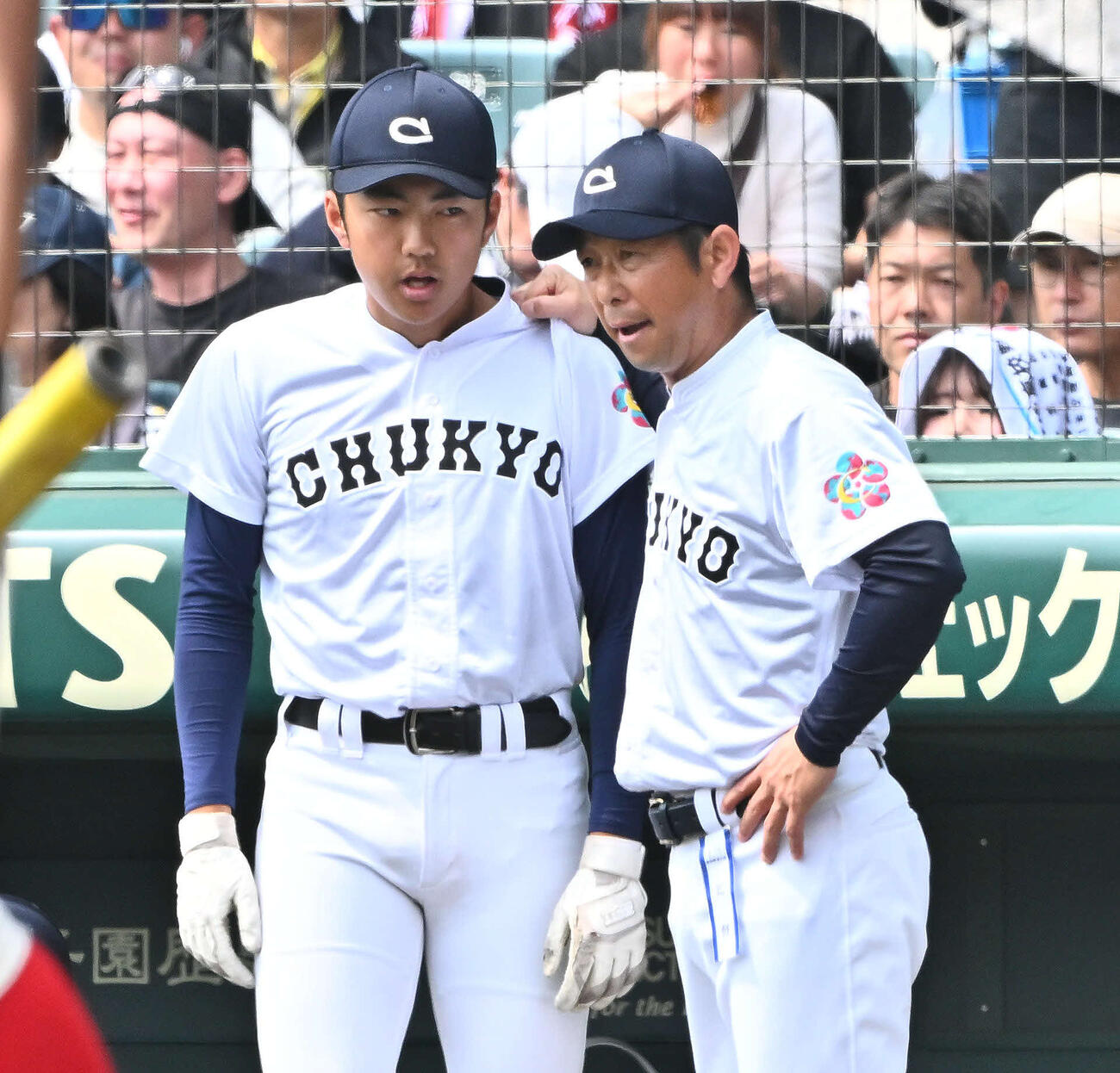 中京大中京対智弁学園　中京大中京・高橋監督（右）から伝達を伝えられる臼井（撮影・滝沢徹郎）