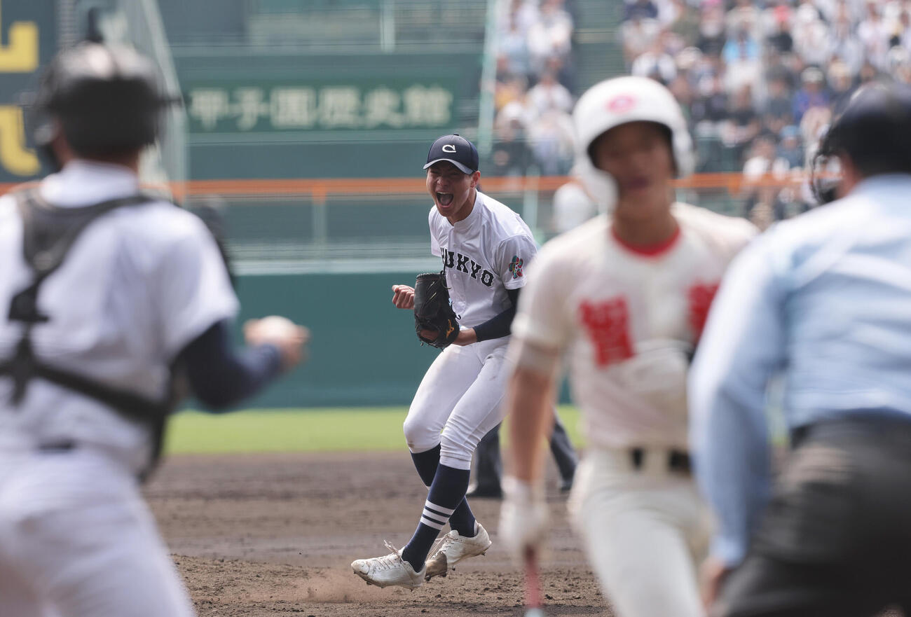 中京大中京対智弁学園　3回裏智弁学園2死二塁、安藤は志村を空振り三振に仕留め雄たけびをあげる（撮影・上山淳一）