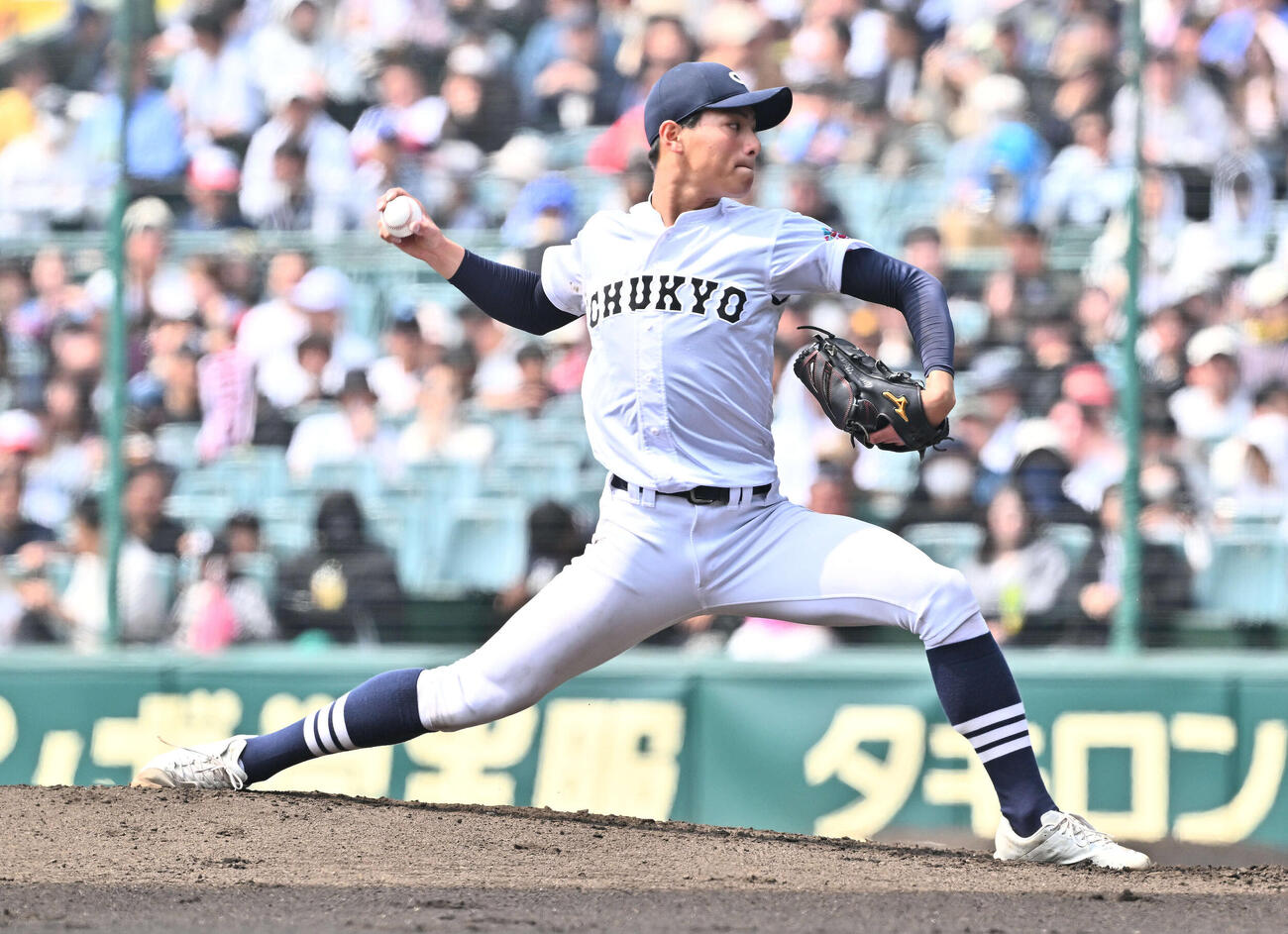 中京大中京対智弁学園　中京大中京先発の安藤（撮影・滝沢徹郎）