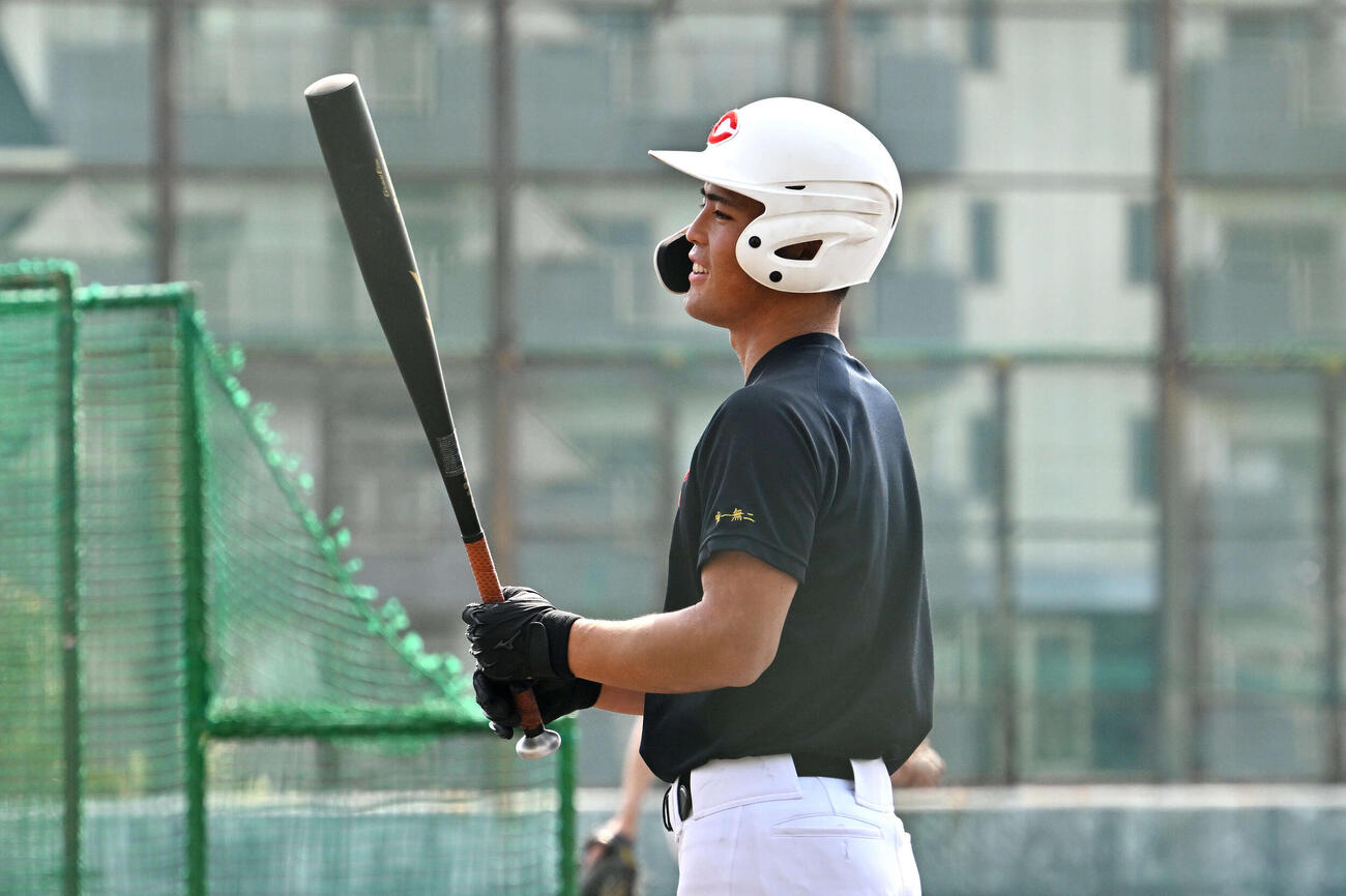 打撃練習に臨む智弁学園・角谷（撮影・滝沢徹郎）