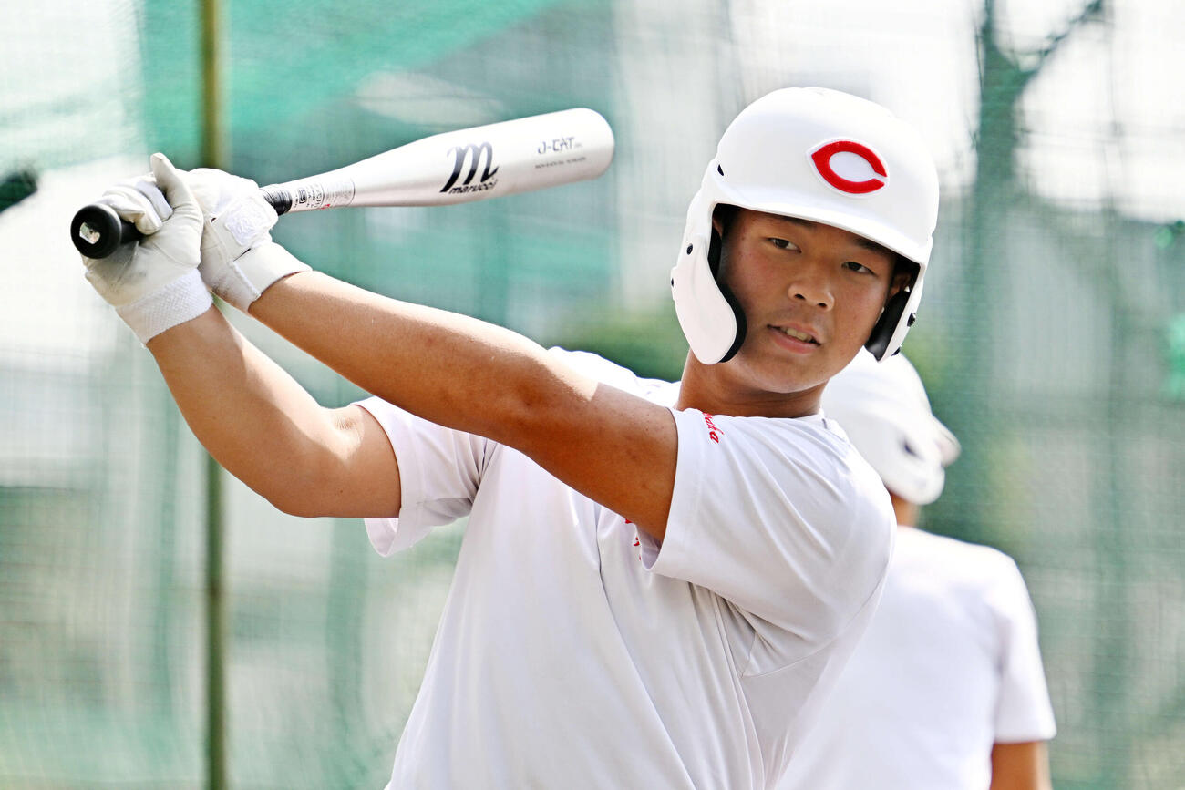 素振りをする智弁学園・逢坂（撮影・滝沢徹郎）