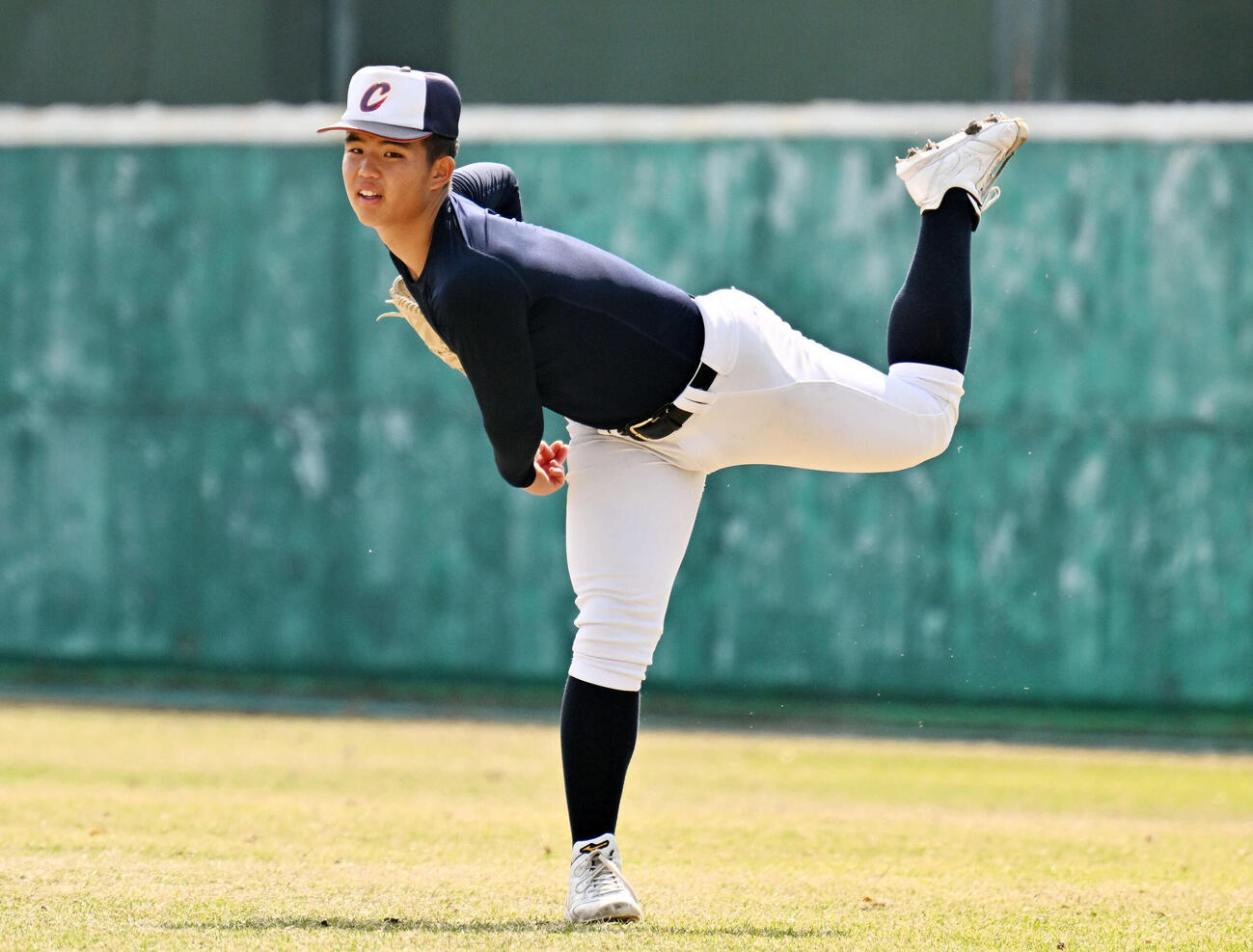 キャッチボールで調整する智弁学園・杉本（撮影・滝沢徹郎）