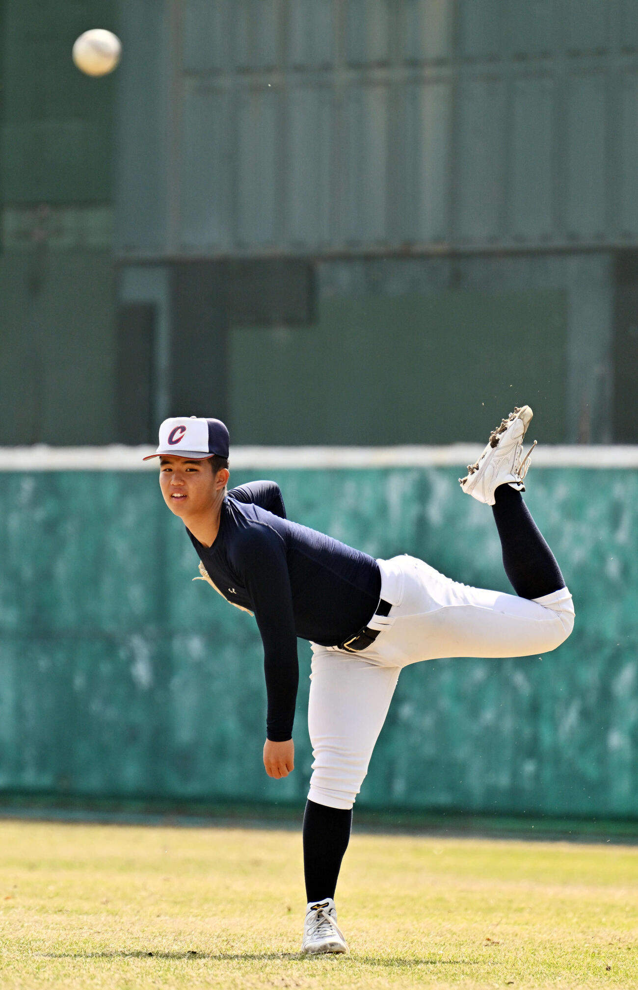 キャッチボールで調整する智弁学園・杉本（撮影・滝沢徹郎）