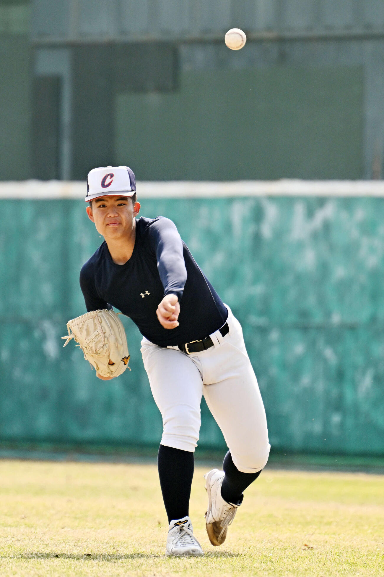 キャッチボールで調整する智弁学園・杉本（撮影・滝沢徹郎）
