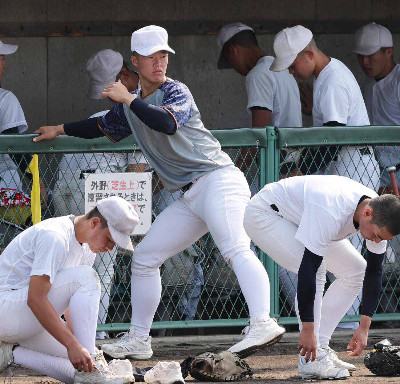 ノースロー調整する大阪桐蔭の吉岡（中央）（撮影・上山淳一）