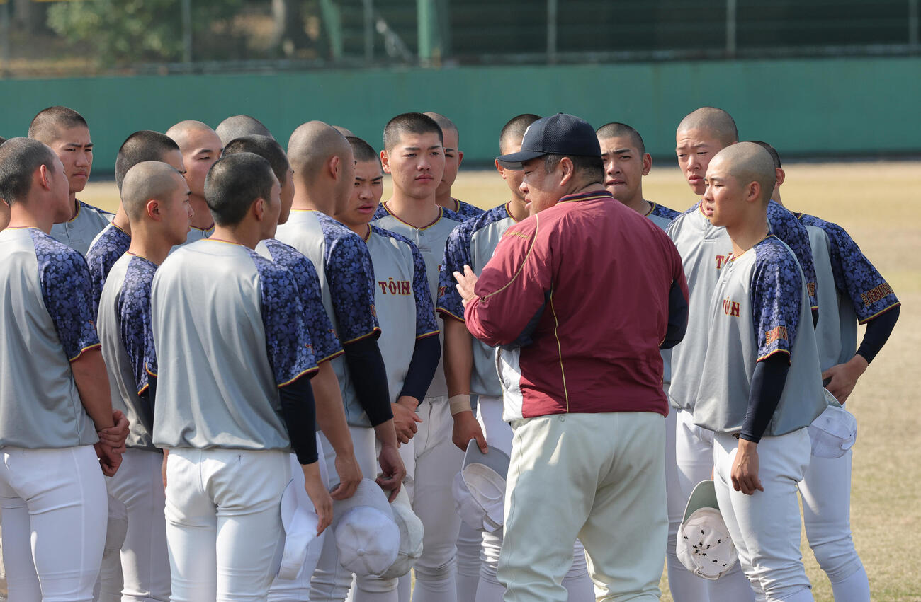 大阪桐蔭の西谷監督（手前）は練習を前にナインに話す（撮影・上山淳一）