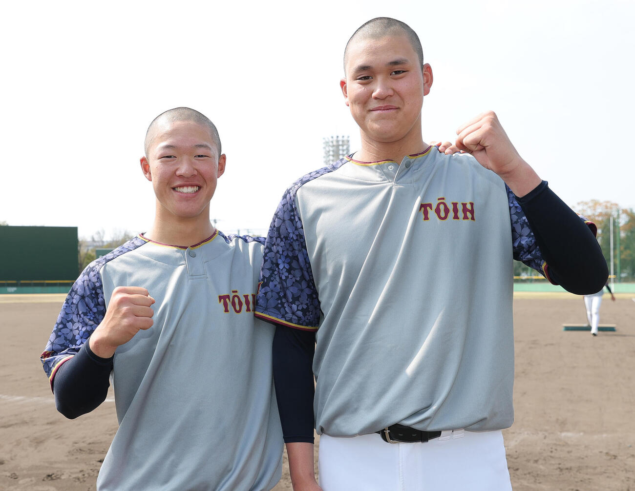 決勝を前に2ショットで写真に納まる大阪桐蔭の吉岡（左）と川本（撮影・上山淳一）