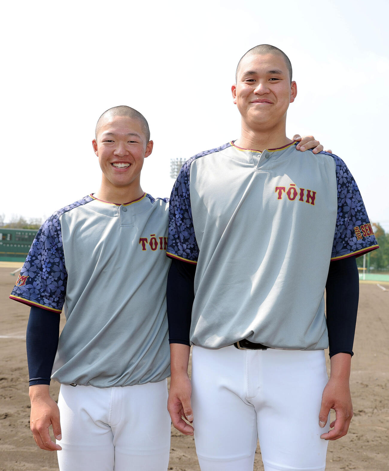 決勝を前にリラックスした表情で写真に納まる大阪桐蔭の吉岡（左）と川本（撮影・上山淳一）