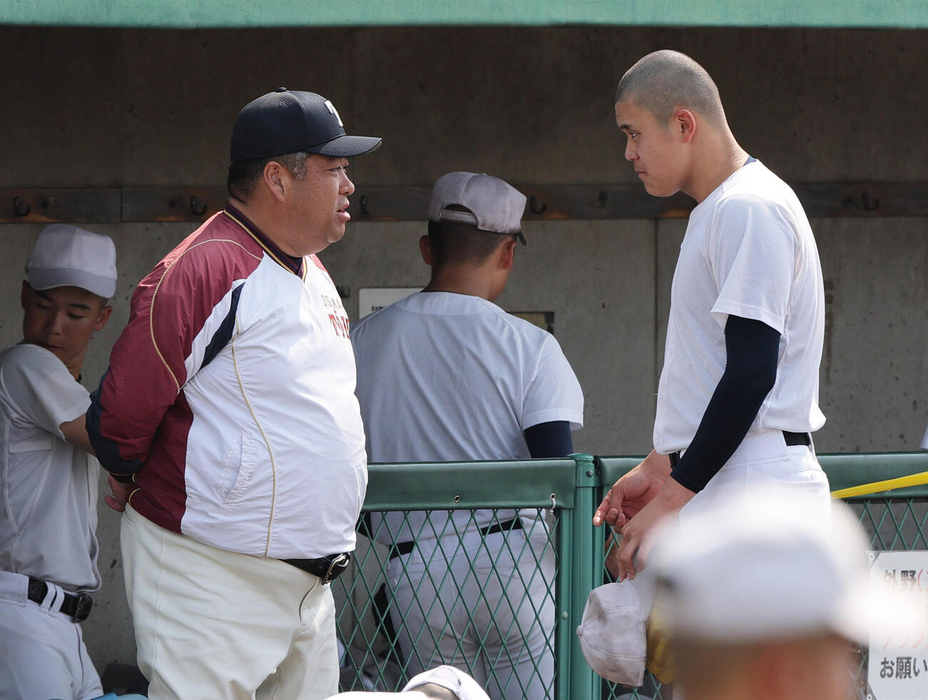 大阪桐蔭の西谷監督（左）は川本と話す（撮影・上山淳一）